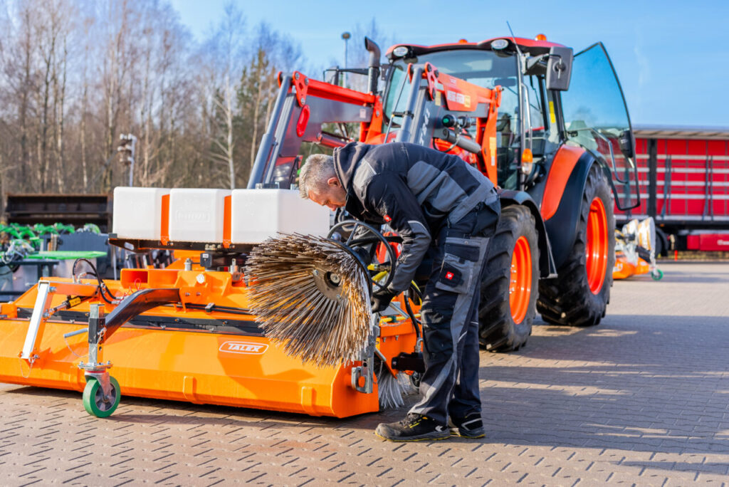 maszyny komunalne zamiatarka zamiatarka talex kosairka do poboczy kosiarka tylno-boczna zamiatarka do ładowarki mulczer mulczer talex zamiatarka do jcb zamiatarka drogo zamiatarka uliczna